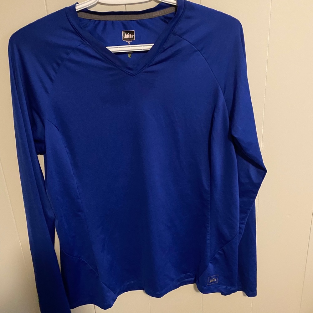 Long sleeve athletic top